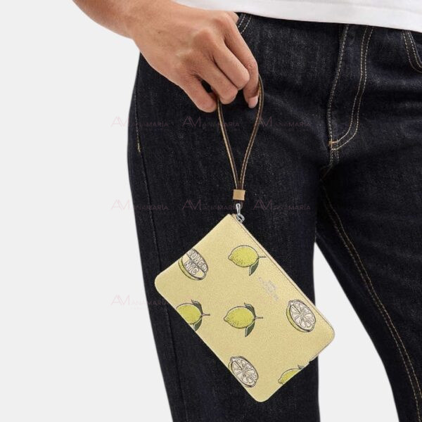 Muñequera verde limones Coach - Imagen 4