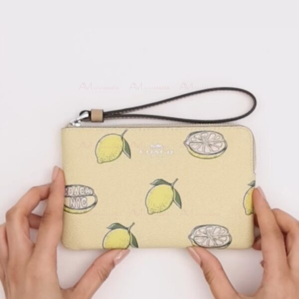 Muñequera verde limones Coach - Imagen 5