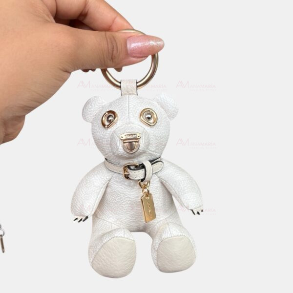 Accesorio para bolsas oso blanco Coach - Imagen 4