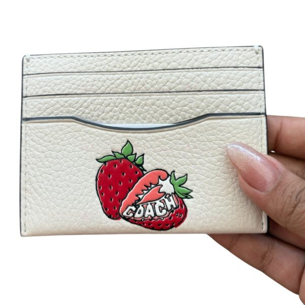 Tarjetero beige fresa Coach - Imagen 3